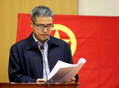 公司黨委委員、副總經(jīng)理、總工程師曹堅宣讀表彰決定.jpg